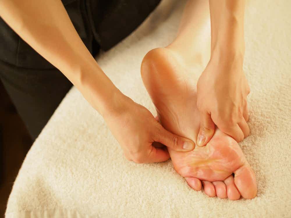 リフレクソロジストの給料はどれぐらい? 給料の現状と年収をあげる方法についてお伝えします