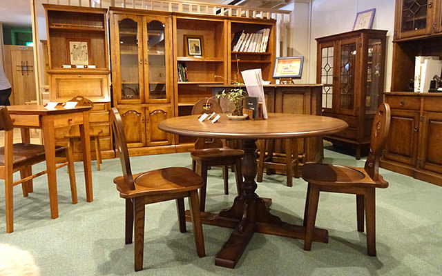 サロンの新スタイル・木の家具