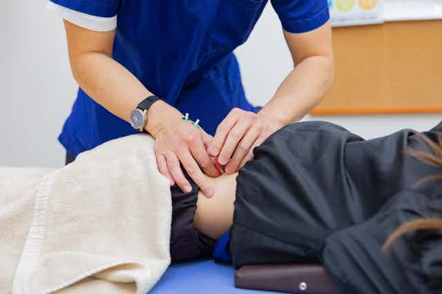 鍼灸師は大変?仕事が大変だといわれる理由ややりがい、向いている人の特徴やキャリアパスも紹介