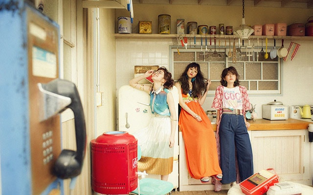 女の子たちが日常を楽しむ様が伝わる、おしゃれでハッピーな一枚