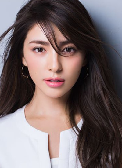 自著「小田切流小顔道」の1ショット