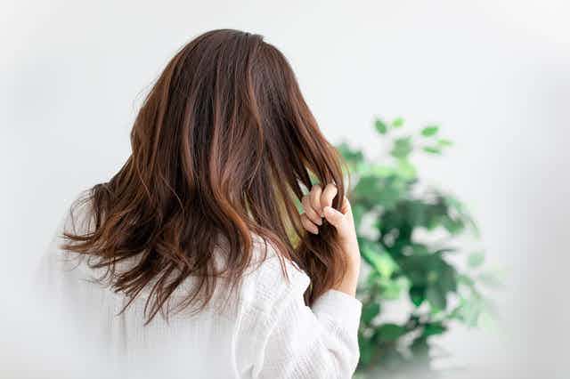 パーマをかけた日はいつからシャンプーしていい？パーマをかけた日のNG行動とシャンプーの方法を紹介