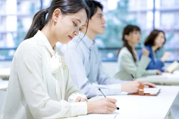 鍼灸師の資格は働きながら取得できる？仕事と両立するメリットや資格取得できる学校を紹介