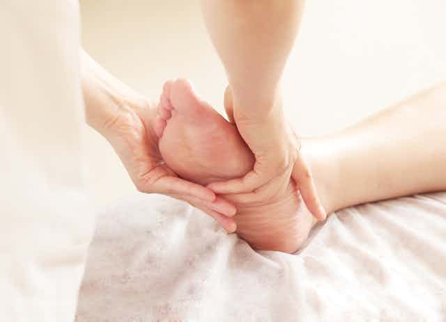 リフレクソロジーとは?リフレクソロジストを目指す方法も紹介
