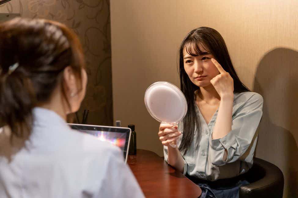 まつエク施術で後悔…お客様はどんな不満を抱きがち? クレームを受けた時の対処法