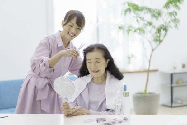 ケアビューティストになるにはどうすればいい？求められるスキルや役立つ資格・将来性についても紹介