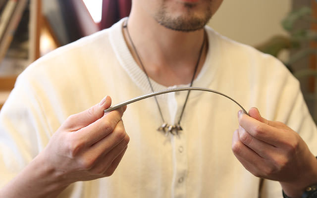 ヘアサロンRegiloオーナー高田興さんの仕事道具 | コームのしなり