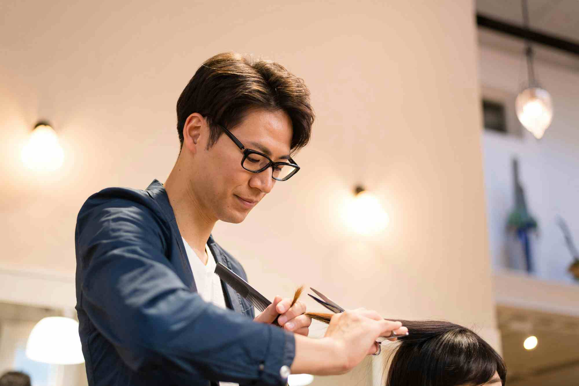 インボイス制度で美容師はどう変わる？税金や収入への影響を解説