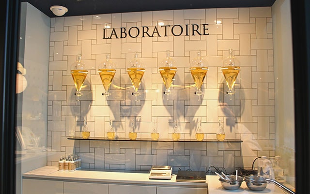 香りを選びアイテムを決めたら、ラボでスタッフがコスメを調合してくれる。アイテムができあがるまでは、大体2分前後