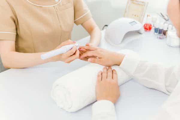 ネイルサロンを開業するうえで必要な資格は?備えておきたいスキルや知っておきたい賠償保険・資金・開業の流れをまとめて解説