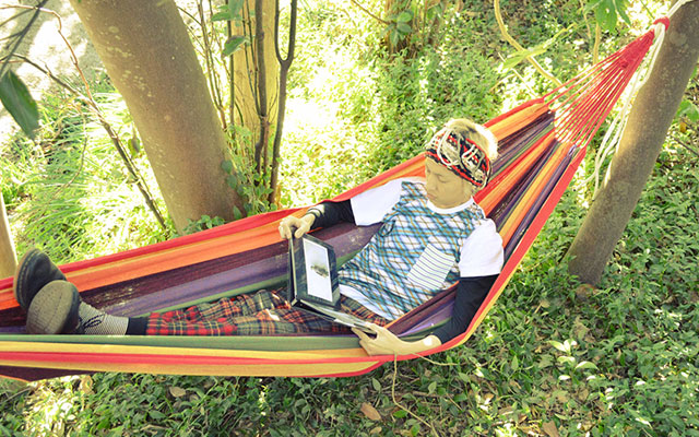 ハンモックに寝る男性