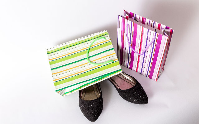 パンプスと紙袋