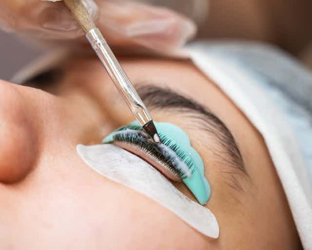 まつ毛パーマのロットの選び方|比較のポイントや種類・手順、アフターケアの方法などを解説