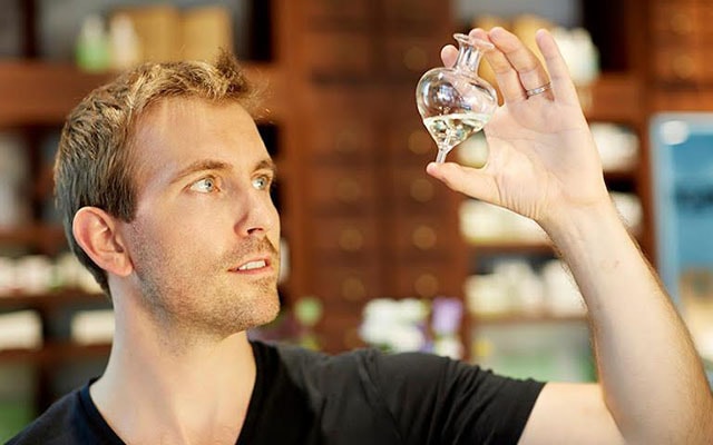 調香師として経験を積んだDAAN SINSが生み出すフレグランスは、天然の精油を独自でブレンドしたもの。香りを調合すると、どのアイテムもフレッシュに香り立つ