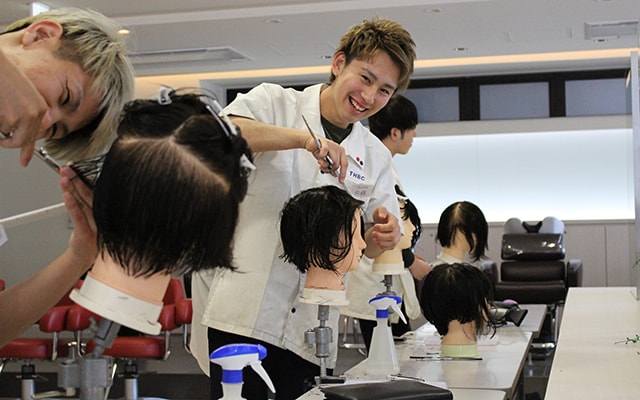 和気あいあいと楽しみながら進めるカットの練習