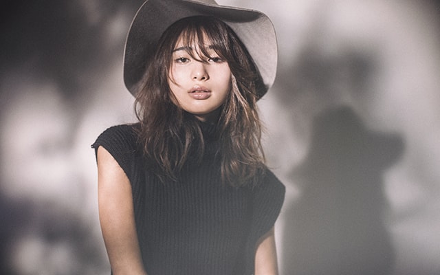 インサイドのハイライトが生きる、憂いのあるエアリーロング