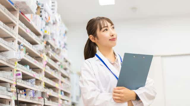 女性薬剤師の年収はどれくらい？キャリアプランのポイントや収入アップの方法を紹介