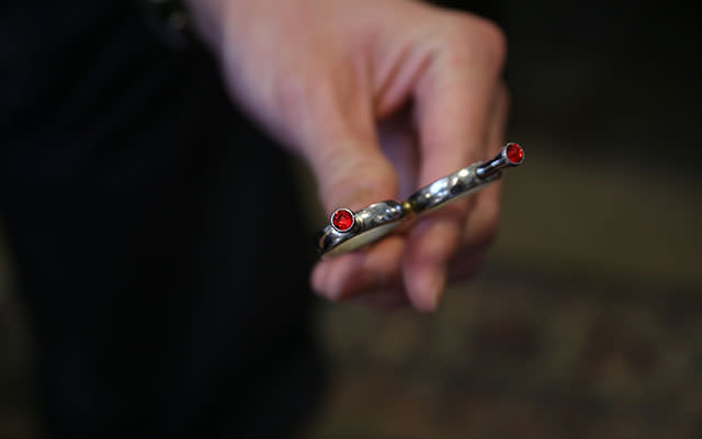 ヘアサロンRegiloオーナー高田興さんの仕事道具 | セニング 指掛け部分のラインストーン