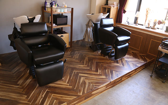 ヘアサロンRegiloの空間プロデュース＆こだわりのインテリア | シャンプー台の床