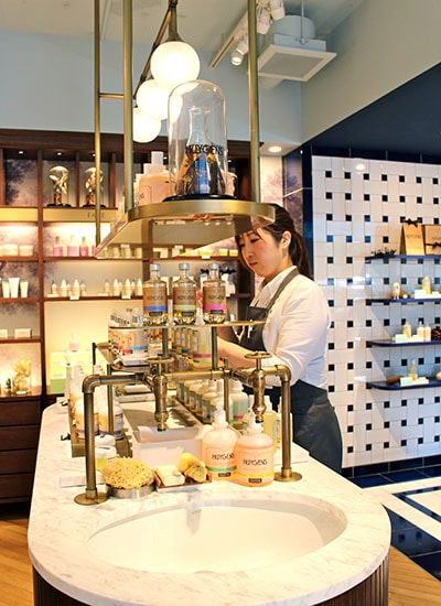 香り選びやアイテム選びで迷ったら,アドバイザーに相談を。調合体験ができるワークショップも、アドバイザーが分かりやすくレクチャーしてくれるから、初めての人も安心!