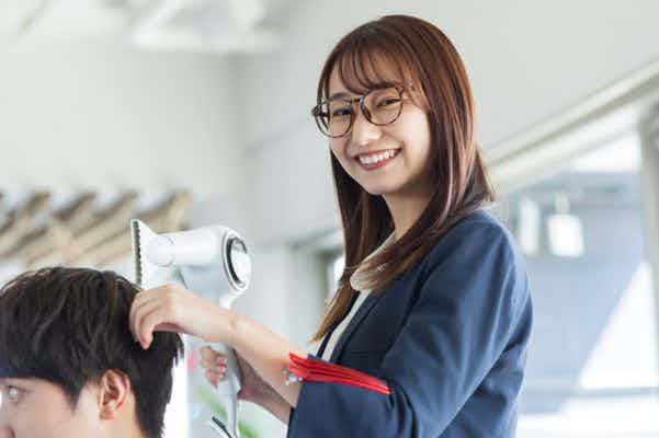 業務委託美容師の現実|報酬の仕組みや働く際のチェックポイントも紹介