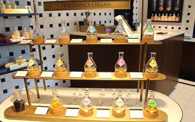 14種類の香りを試すことができるフレグランスバー。どの香りも、4種類ほどの精油をブレンドしたオリジナル