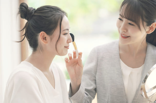 美容部員になるには資格が必要？ 取得するメリットとおすすめ資格8選を紹介