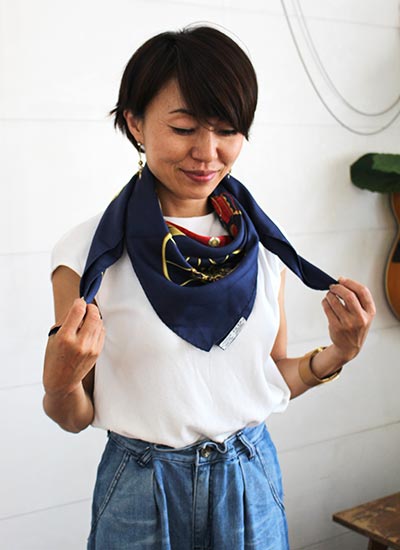 サロンでも目を引く小物使いでおしゃれに！