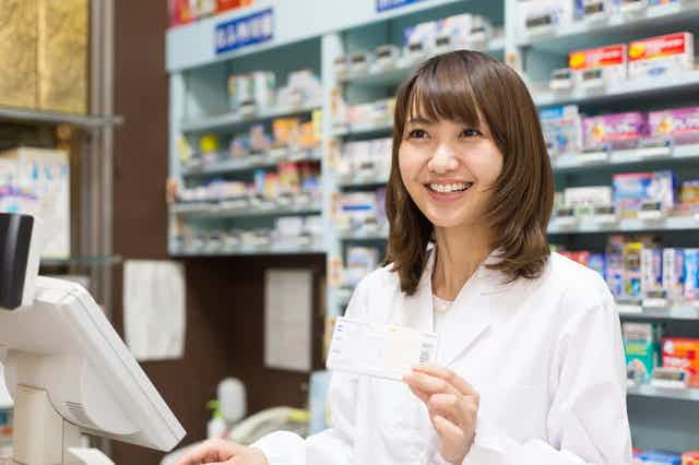新卒薬剤師の年収はどれくらい？職場別の初任給も紹介