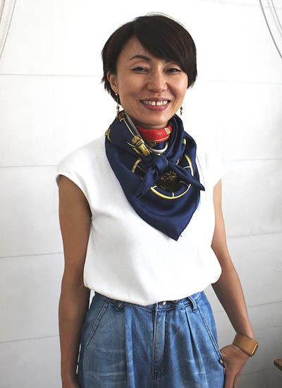 サロンでも目を引く小物使いでおしゃれに！