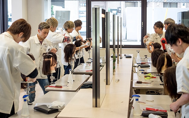 実習室の中には受付まであり、まるで本物のサロン