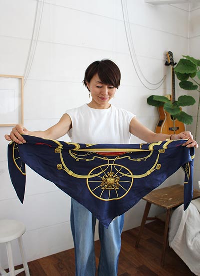 サロンでも目を引く小物使いでおしゃれに！