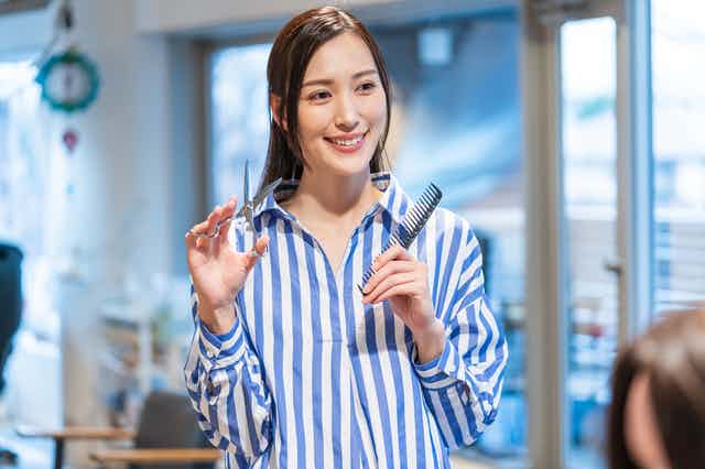 稼げる美容師になる方法8選|美容師の給料を決める要素や安くなる要因も紹介