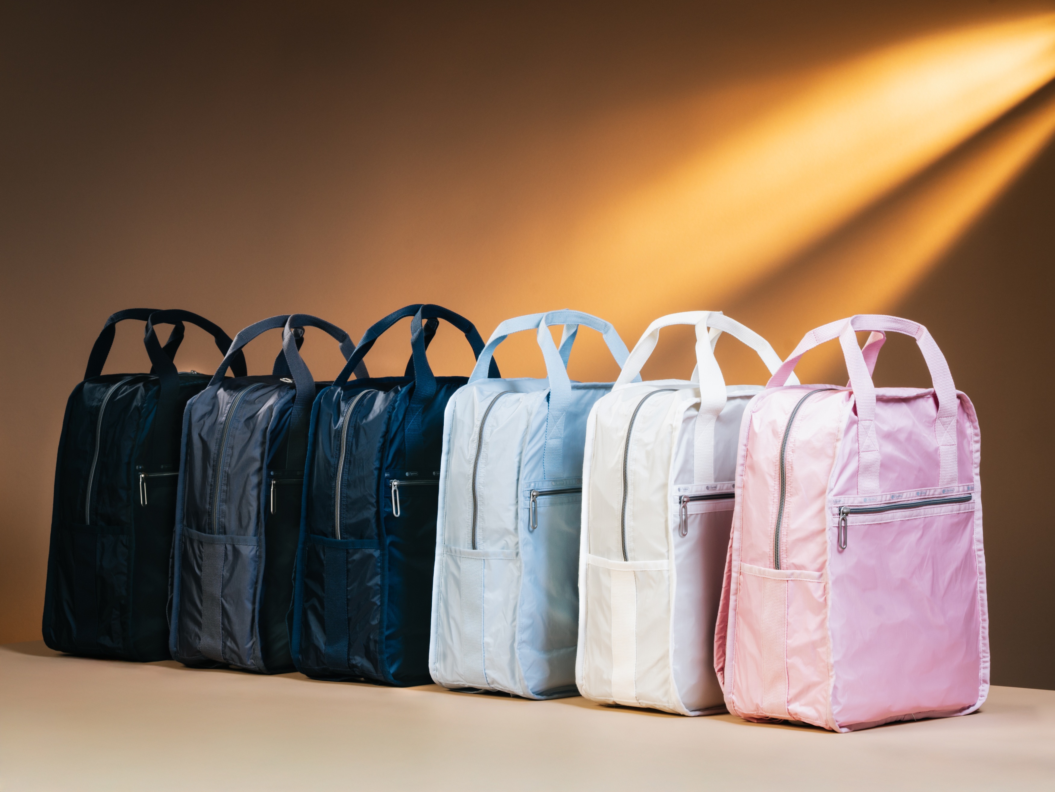 LeSportsac「Essential」10周年。春の新色“セルリアンフロスト”登場