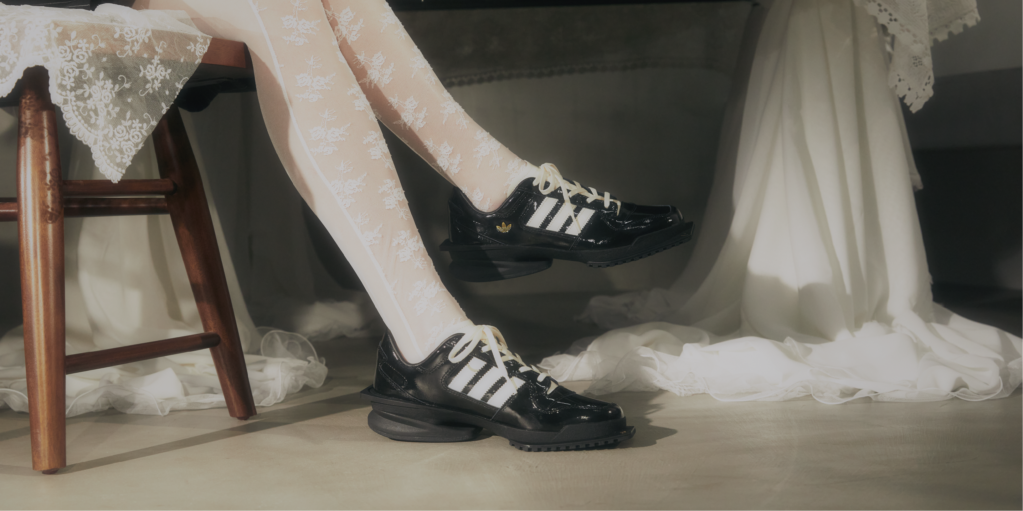 adidas Originalsの人気スニーカー「FORUM CUBISM W」に、atmos pink