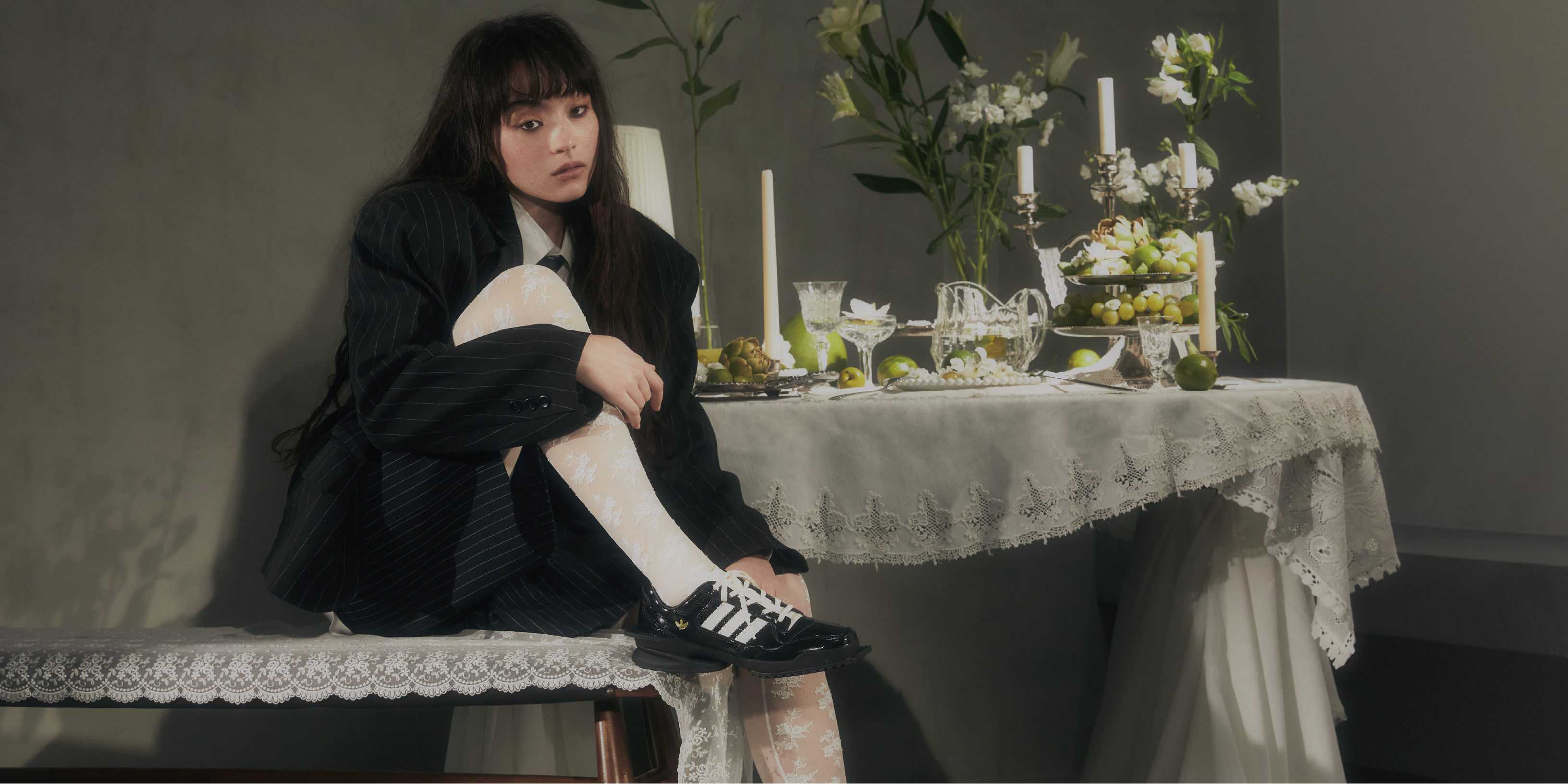 R ogervivi erピンク スクエアトゥ シューズ adidas Originalsの人気スニーカー「FORUM CUBISM W」に、atmos pink