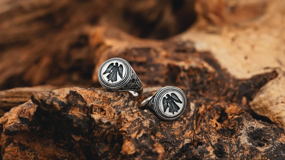 LEATHERS AND TREASURES」新作リング「CREED INTAGLIO RING」登場 希少