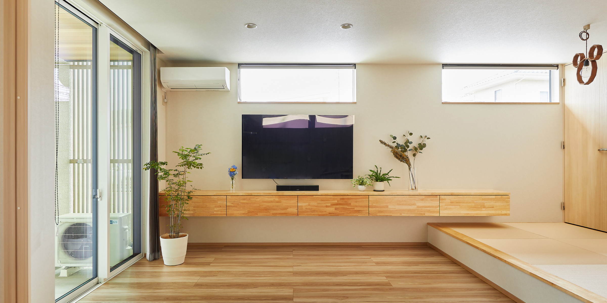 Vol.54 木と光が調和する平屋- WORKS 建築実例のリビング写真です。