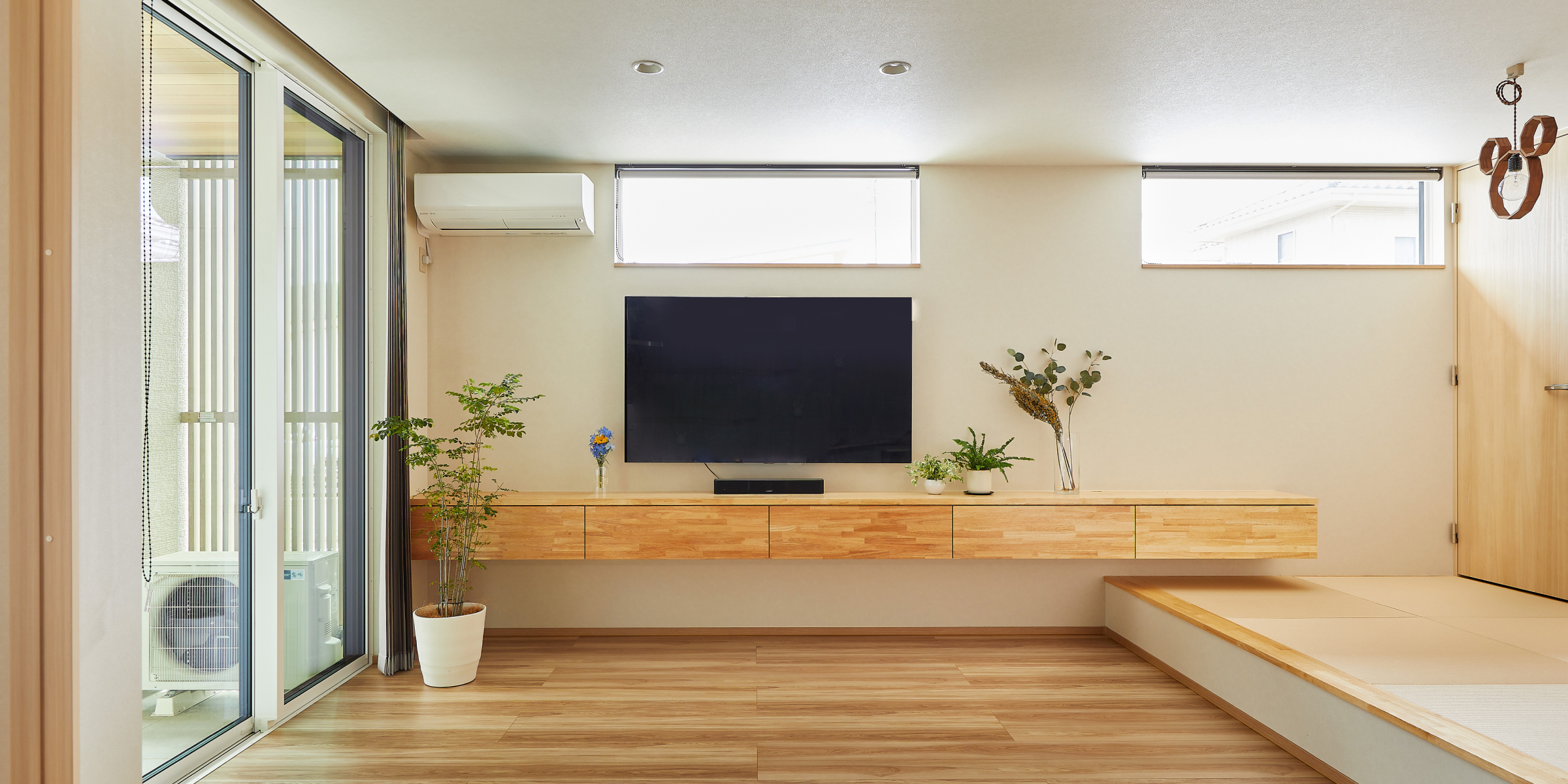 Vol.54 木と光が調和する平屋- WORKS 建築実例のリビング写真です。