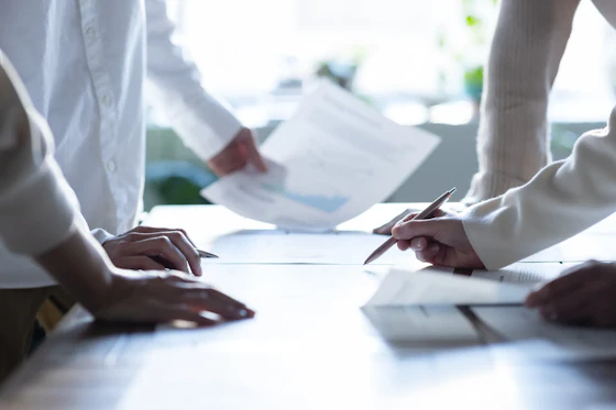 漫画を使ったマーケティング以外の施策を考える様子