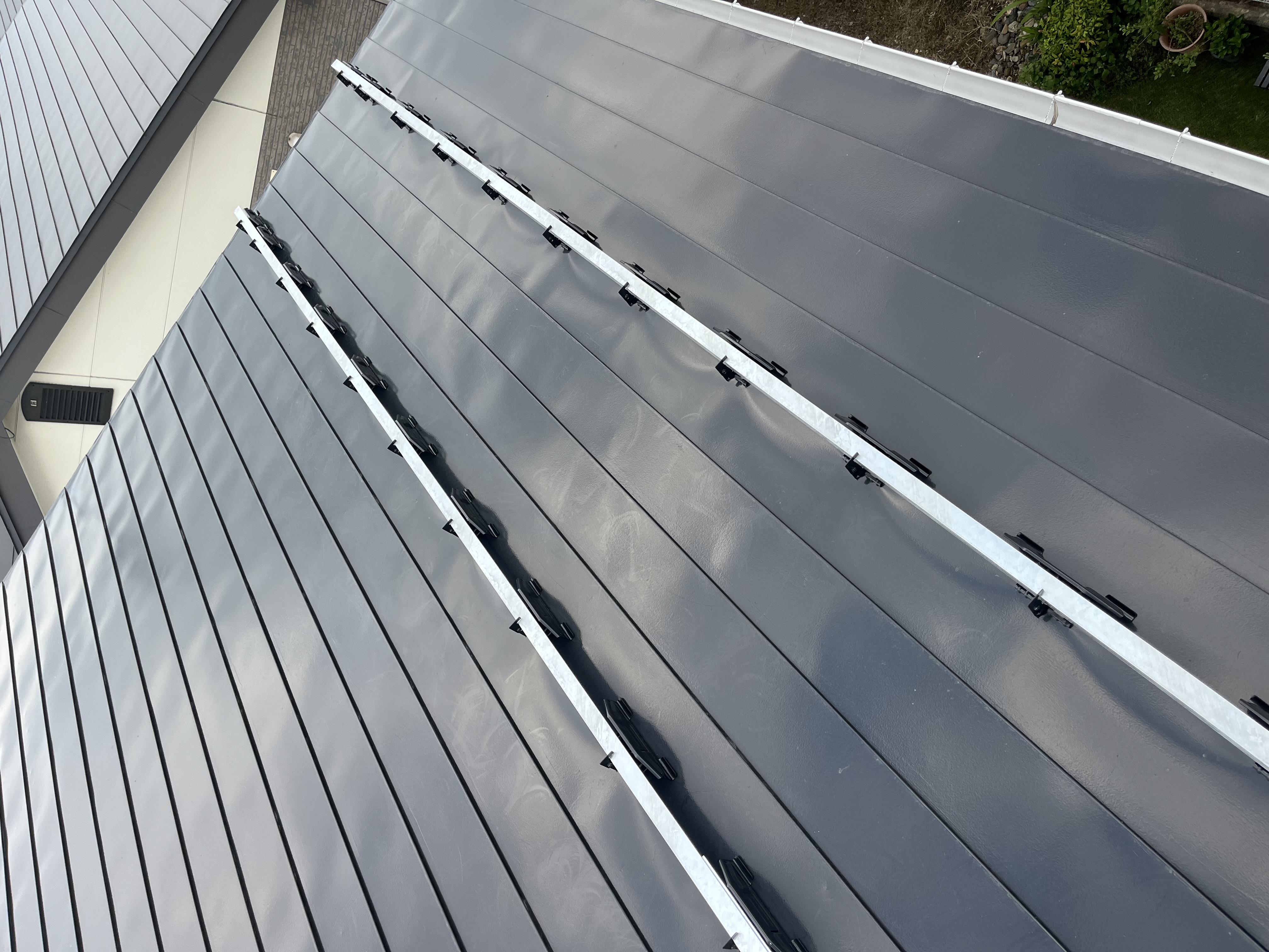 雪の落下を防ぐ（税込19万円）│後付け雪止め施工事例（会津若松市）