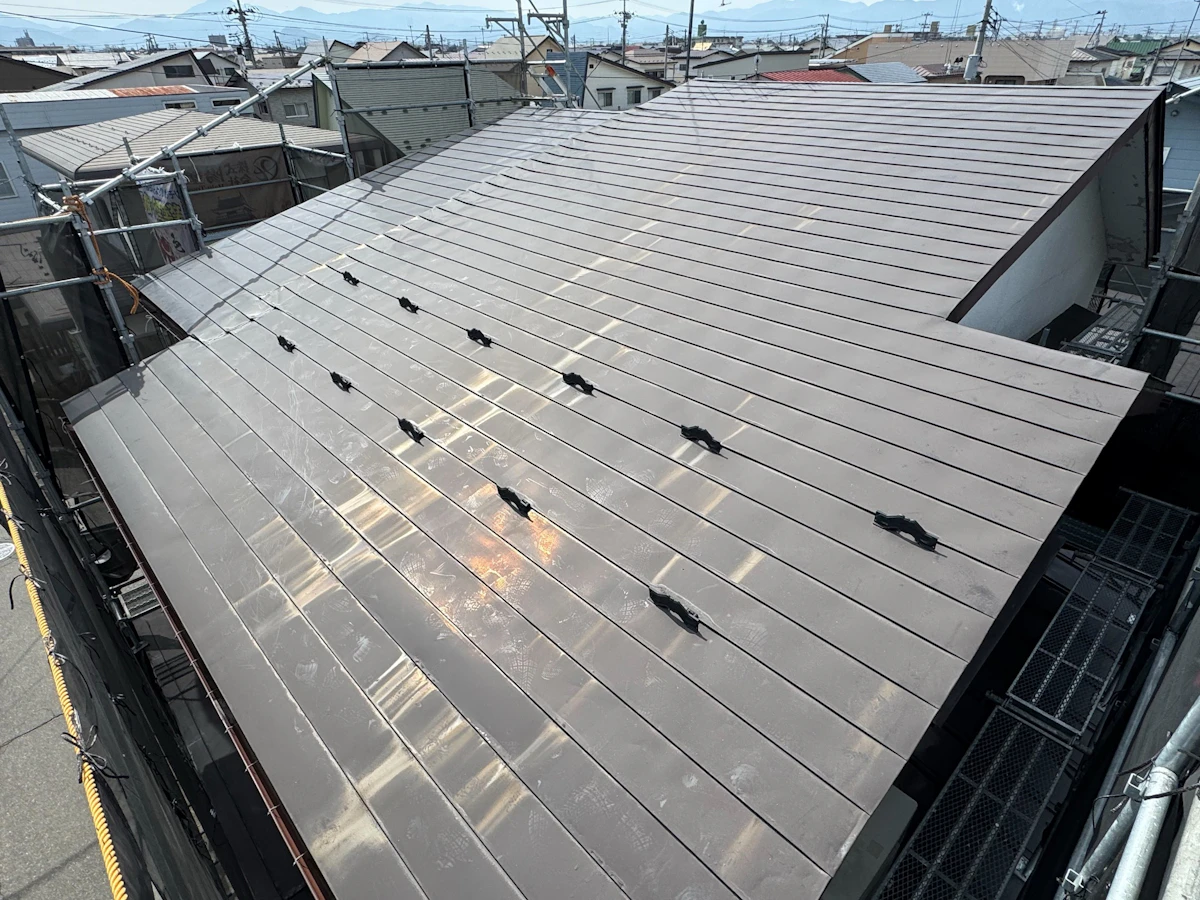 【雨漏り発生】塗装会社様からのご依頼　屋根張り替えで完全解決