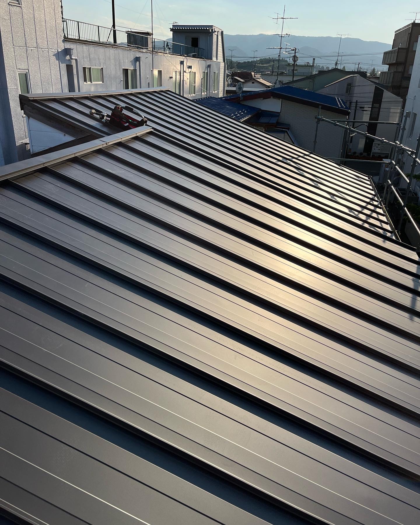 【雨漏り解決事例】瓦屋根のズレから板金屋根へ張り替え（相馬市施工事例）