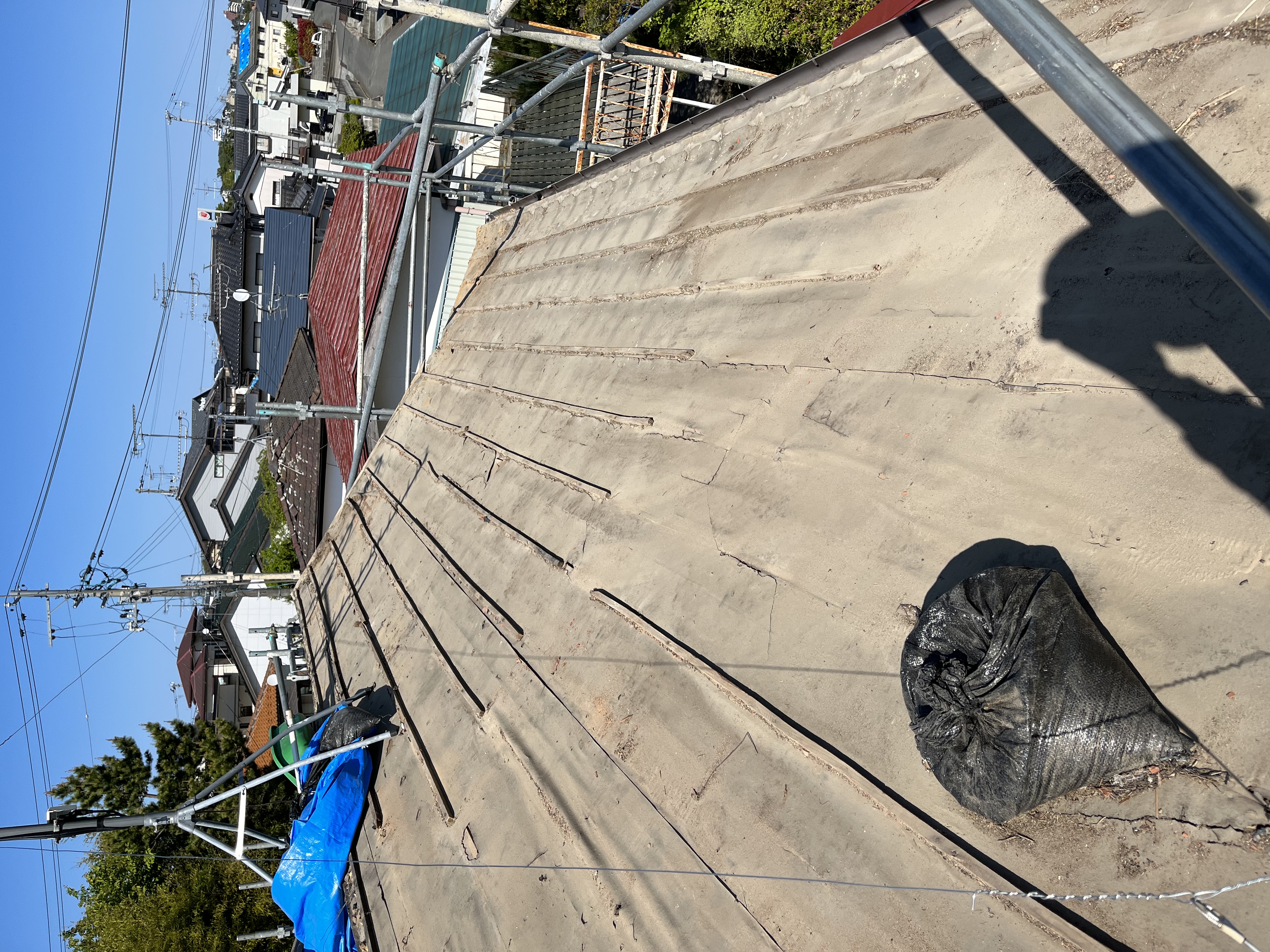 地震で瓦が落下→雨漏り発生│屋根全面張替えで安心の住まいへ