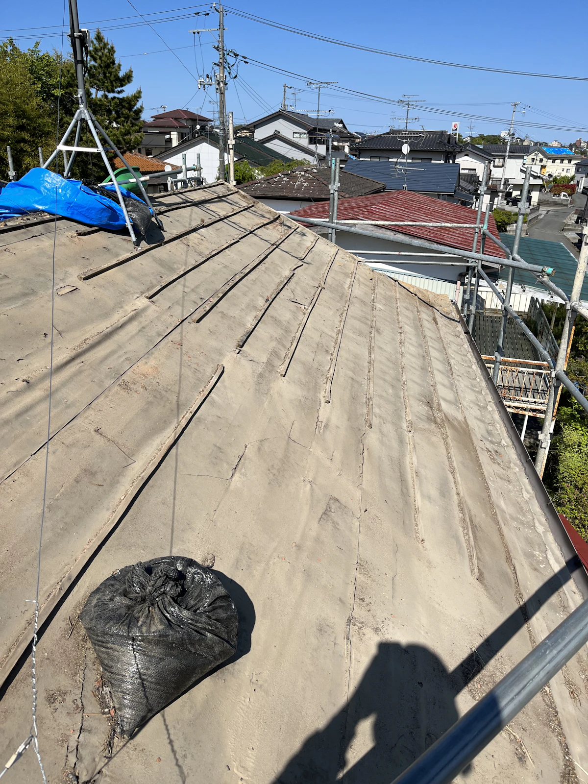 地震で瓦が落下→雨漏り発生│屋根全面張替えで安心の住まいへ