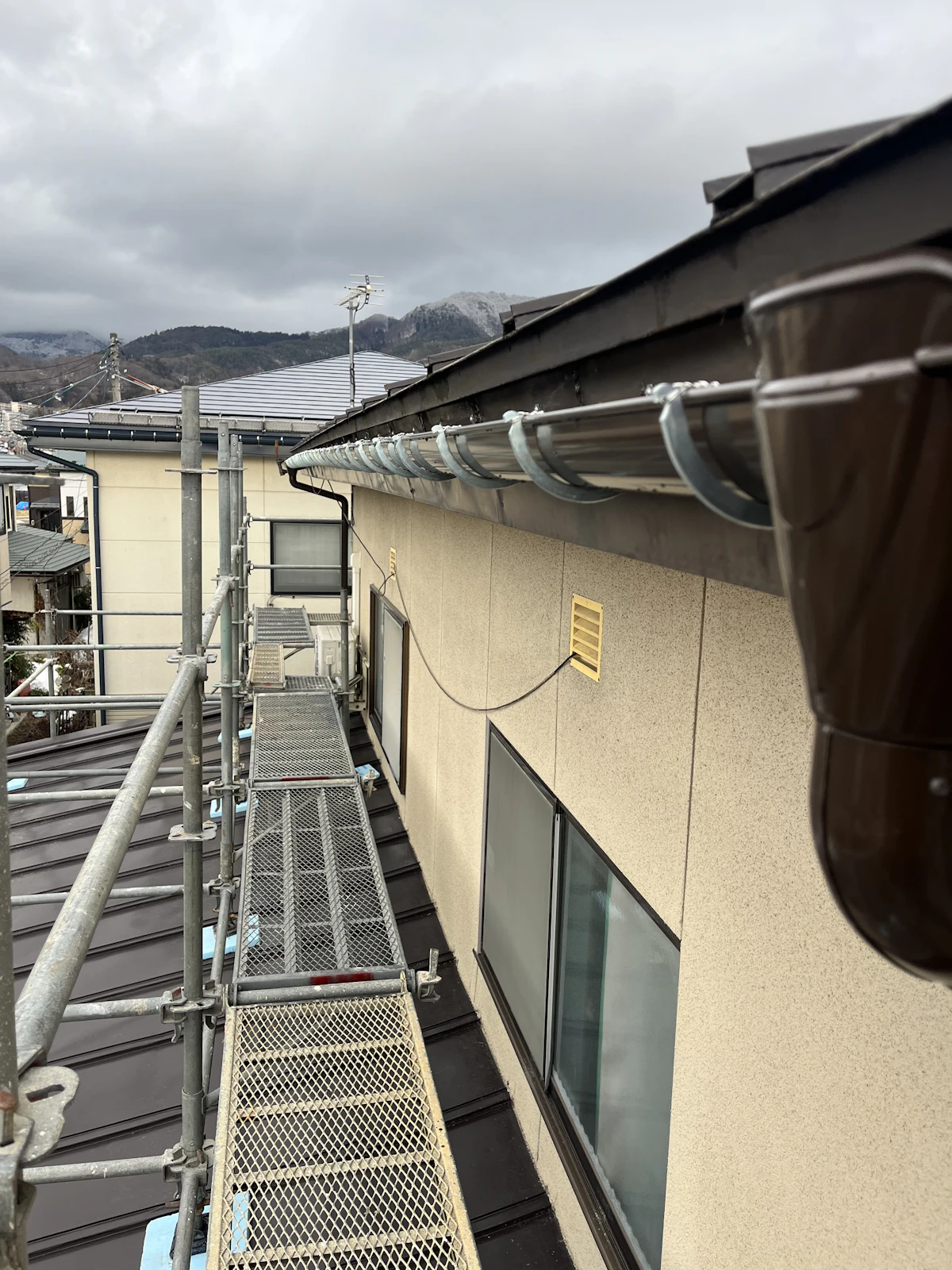 雨樋の歪み・水漏れを交換で解決│会津若松市の施工事例