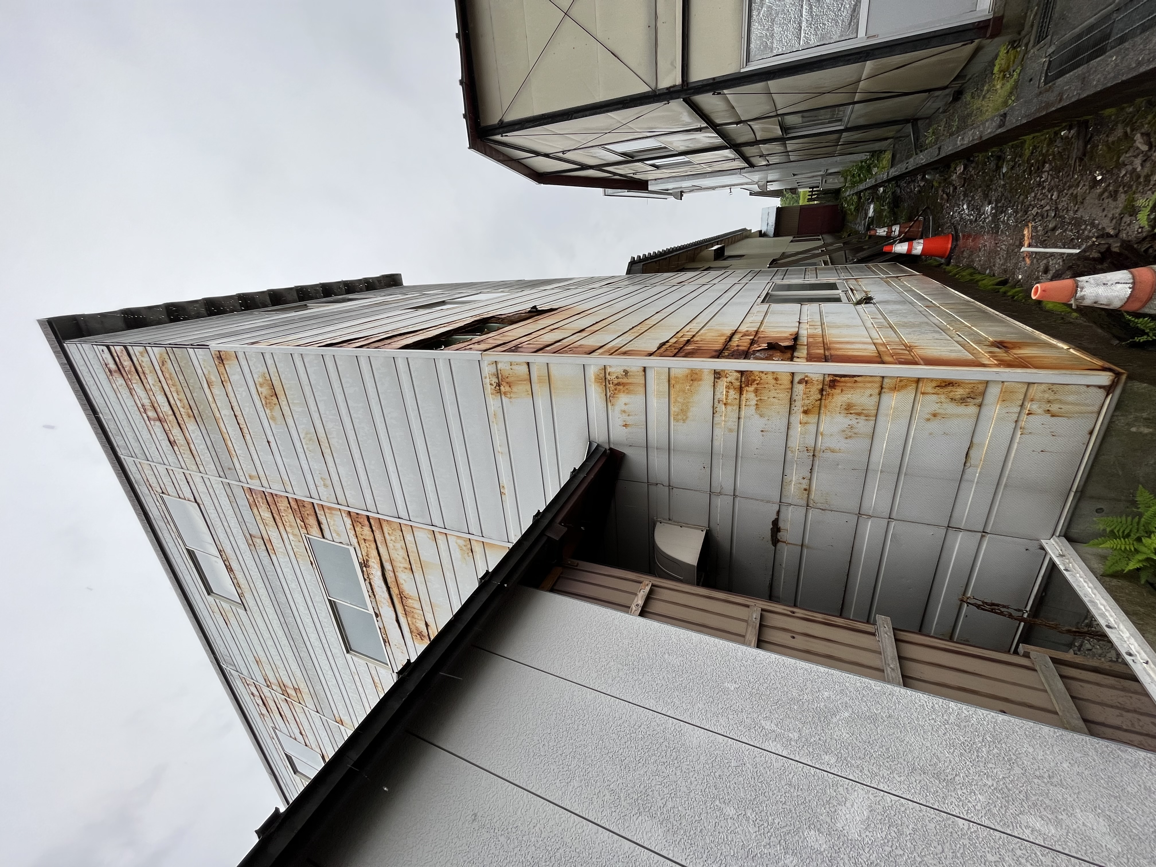 非住宅外壁の全面張り替え工事│錆び劣化を一新