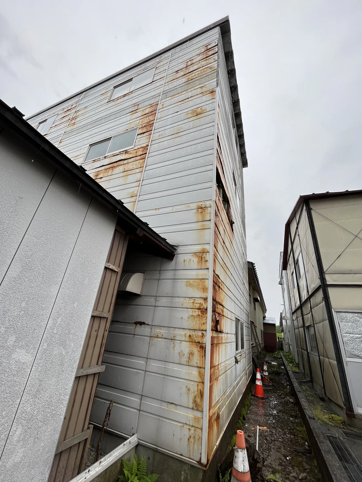 非住宅外壁の全面張り替え工事（税込447万円）│錆び劣化を一新