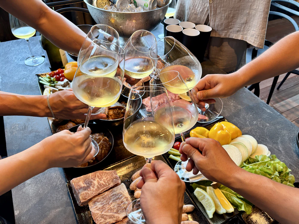 月と太陽 EN ATAMIのBBQテラスでの乾杯の様子