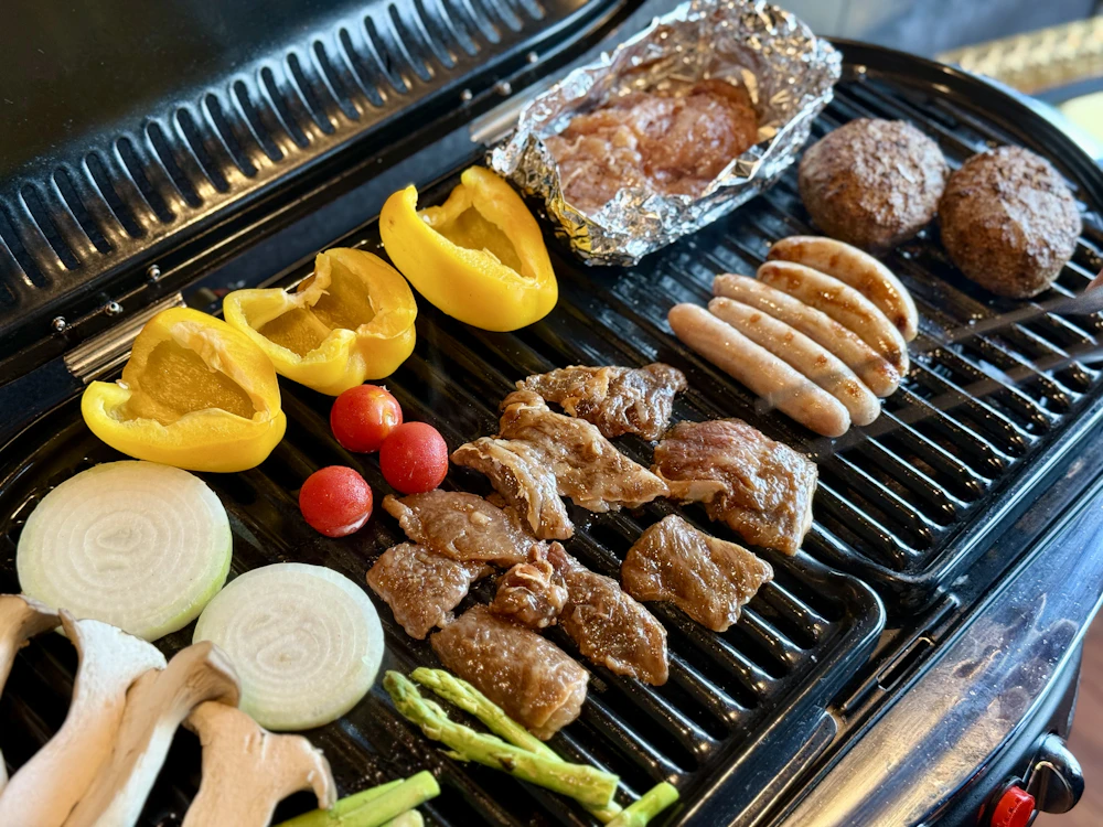 BBQグリルでお肉を焼いてる様子